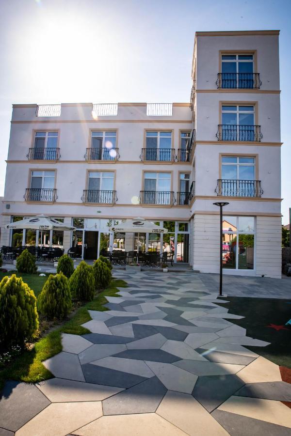 Unique Garden Hotel Брэила Экстерьер фото