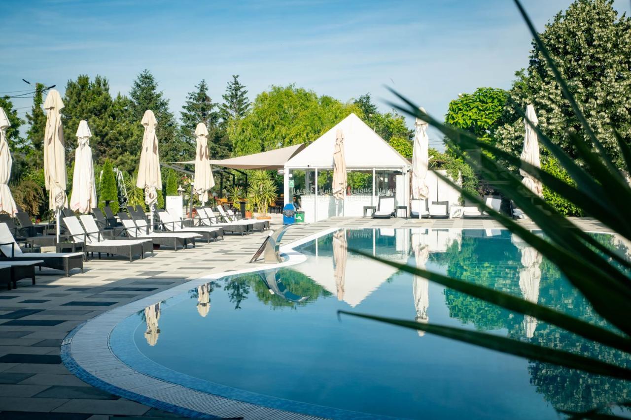 Unique Garden Hotel Брэила Экстерьер фото