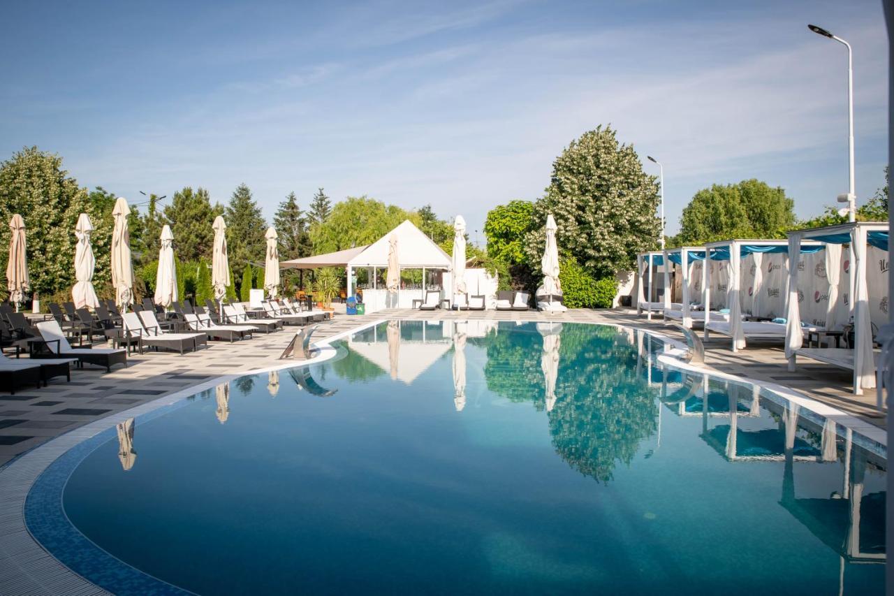 Unique Garden Hotel Брэила Экстерьер фото