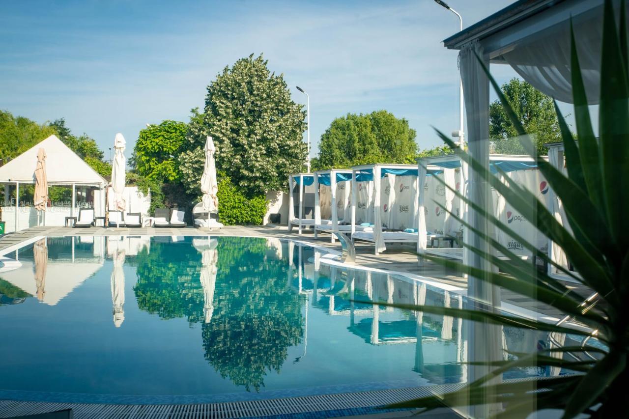Unique Garden Hotel Брэила Экстерьер фото