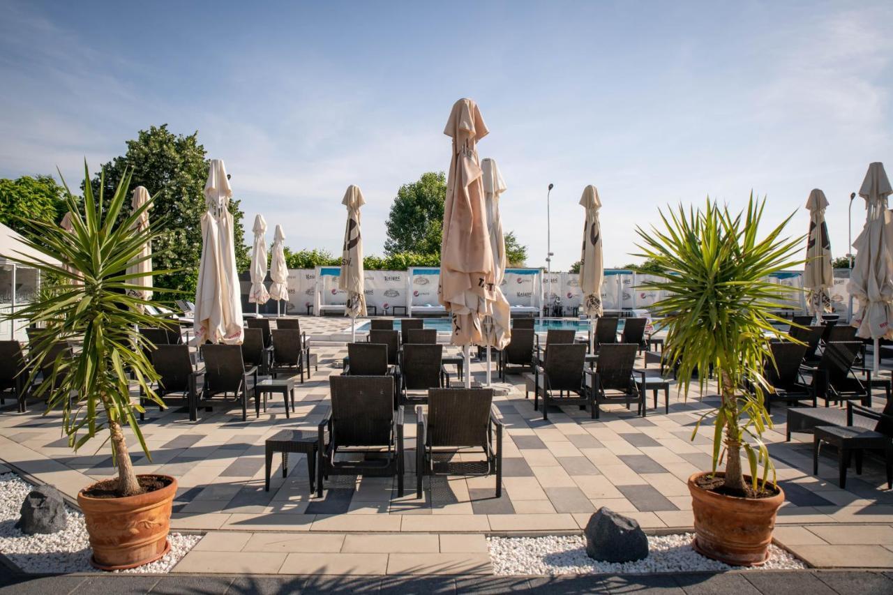 Unique Garden Hotel Брэила Экстерьер фото